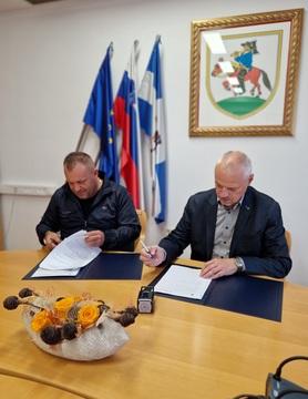 Župan Robert Smrdelj in Rasim Hajdari med podpisom pogodbe